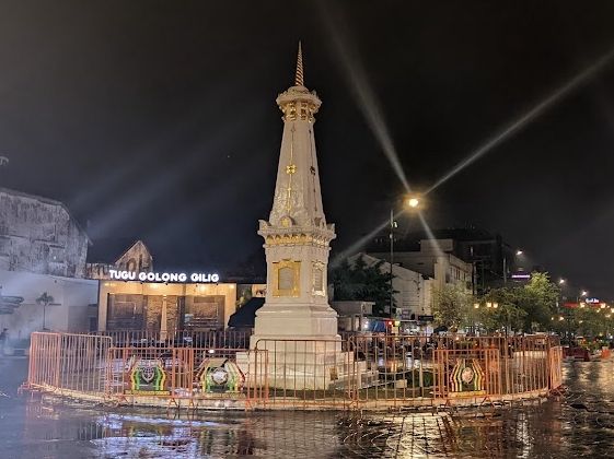 日惹紀念碑 Tugu Jogja —— 熱鬧的夜晚氛圍