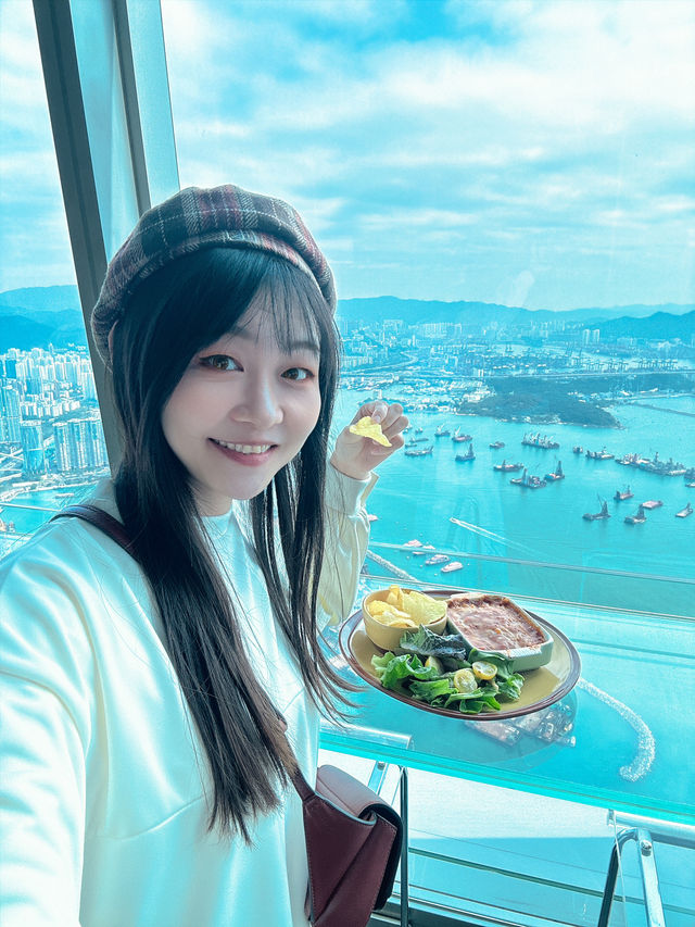 香港必到景點 Sky100 二百幾包門票+美食，超抵！  每次旅行都會去當地嘅Tower欣賞當地風景 而香港最美嘅景色就在 Sky100 「天際100」 襯住最近做緊優惠，帶咗成班朋友上去打卡  仲喺
