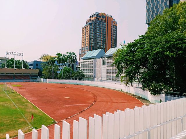 泰國曼谷市中心素坤逸區百年老體育場百年大學校區一日遊行程，體驗曼谷百年歷史底蘊，適合休閒打卡拍照📸