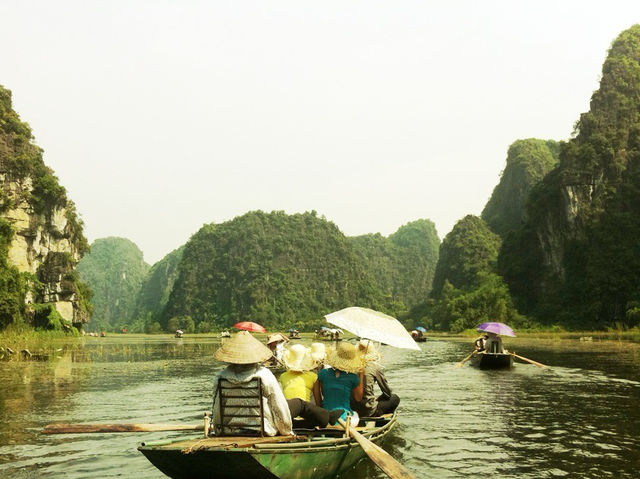 ล่องเรือกลางหุบเขา สัมผัสเสน่ห์ธรรมชาติที่ Tam Coc