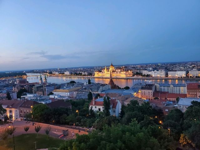 [🇭🇺ブダペスト] 国会議事堂の夜景 — ドナウ川に輝く黄金のシンボル