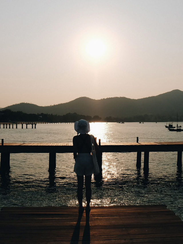นั่งมองวิวทะเลแล้วมันฮีลใจ 🧡🌊