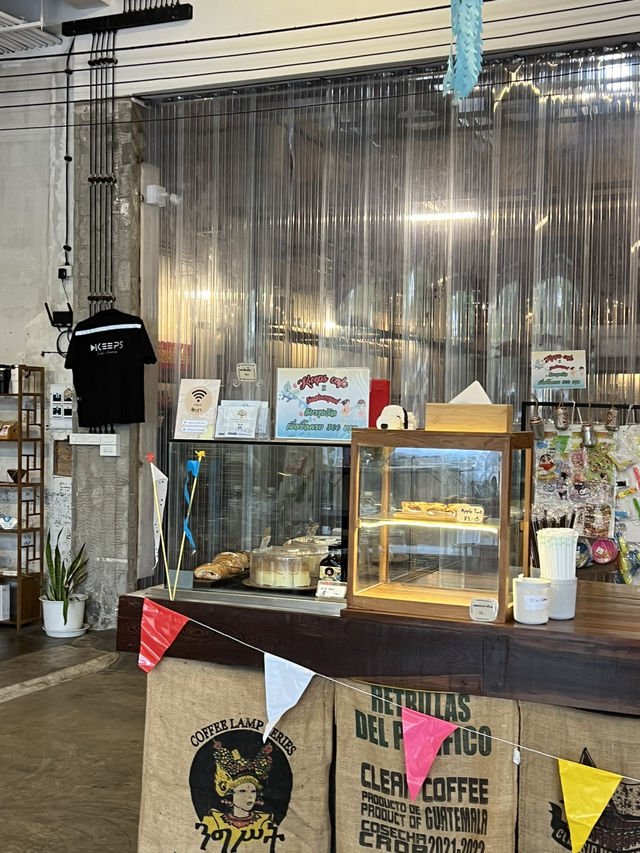  รีวิว KEEPS Café x Roastery – ลำปาง