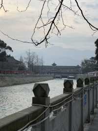 สะพานโบราณสวยๆ กับน้ำสีฟ้าๆ ที่ตูเจียงเยี่ยน