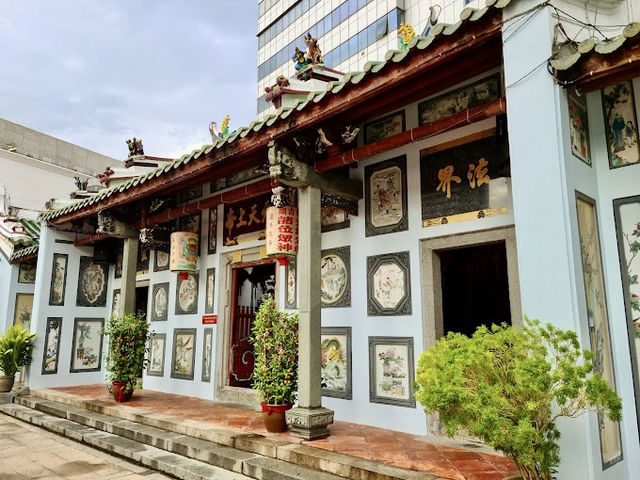 Johor Ancient Temple: Time Travel, Tiger Whispers & Legendary Laksa" 🐯🍜
