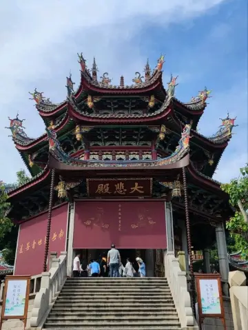 香客遊人絡繹不絕的廈門南普陀寺