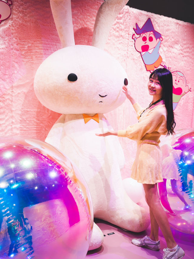 好調皮嘅《蠟筆小新》嚟咗香港啦！ 超過1萬呎，全港首個《蠟筆小新》大型互動展覽  陪伴大家成長嘅《蠟筆小新》今日登陸香港啦！ 《蠟筆小新：玩轉時空大冒險互動體驗展》 展覽設 5大主題專區共9大展區，當