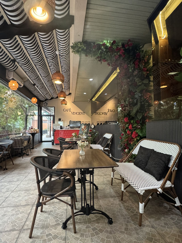 Vincent Cafe คาเฟ่ชิคๆ ในโรงแรม Town in Town