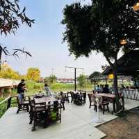 ร้านก็อร่อยแหนมเนือง – เวียดนาม-อีสาน-ไทย ริมน้ำ