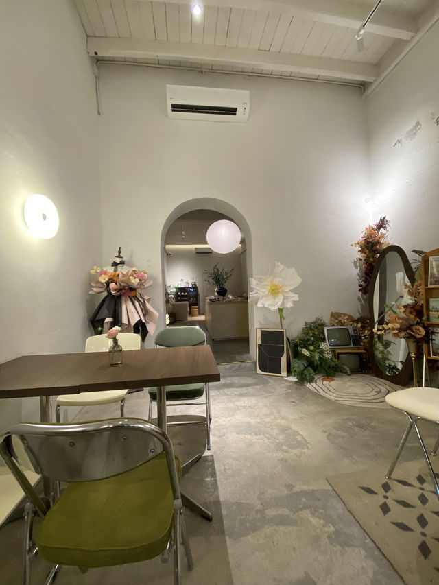 Hidden ceramic store behind a cafe