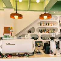 Friendcation Cafe : คาเฟ่สไตล์บังกะโลสีขาว