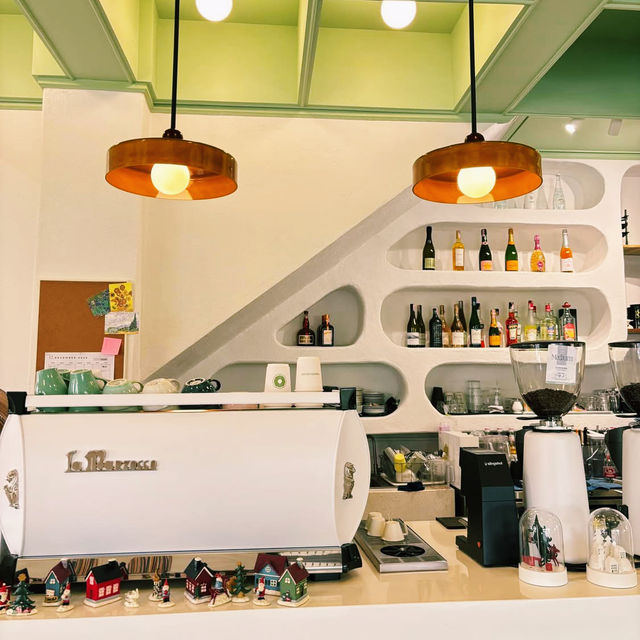 Friendcation Cafe : คาเฟ่สไตล์บังกะโลสีขาว