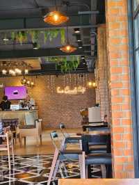 La Canal Cafe Bar & Restaurant