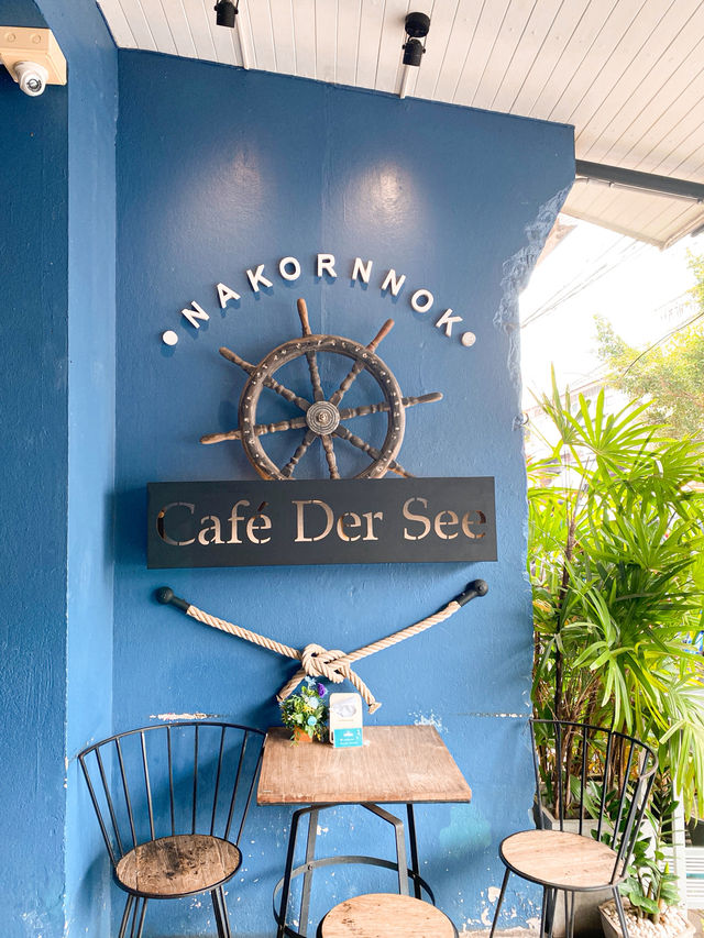 Charming lakeside cafe in Songkhla