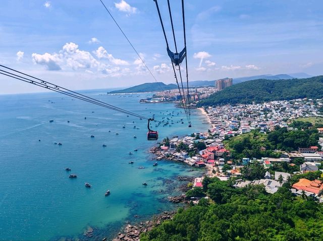 พานั่ง Cable car ไป Hon tham ณ หน้าฝน