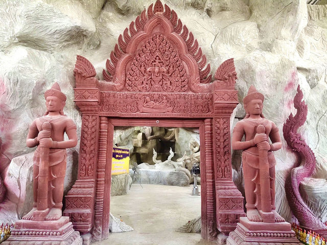 🪨💎 神秘的な「宝の洞窟」で心の旅を。ワットマニーウォン（ナコンナーヨック）で仏教の教えと幻想的な空間を体感しよう。