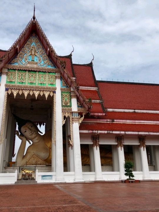 ชมความงามของพระนอนองค์ใหญ่ วัดหาดใหญ่ใน