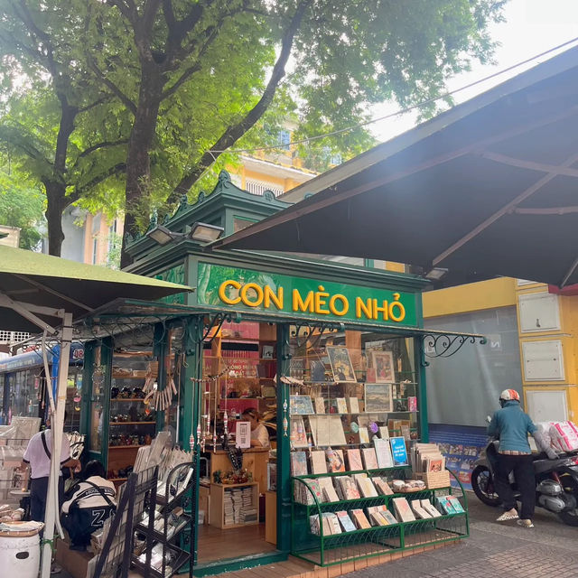 Book Street Hochiminh ถนนทั้งเส้นเต็มไปด้วยหนังสือ