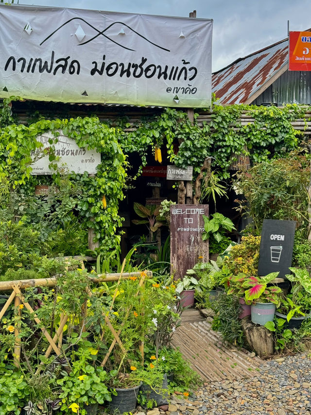 คาเฟ่เล็กๆทางไปเขาค้อ วิวสวยมากกก ⛰️🍵