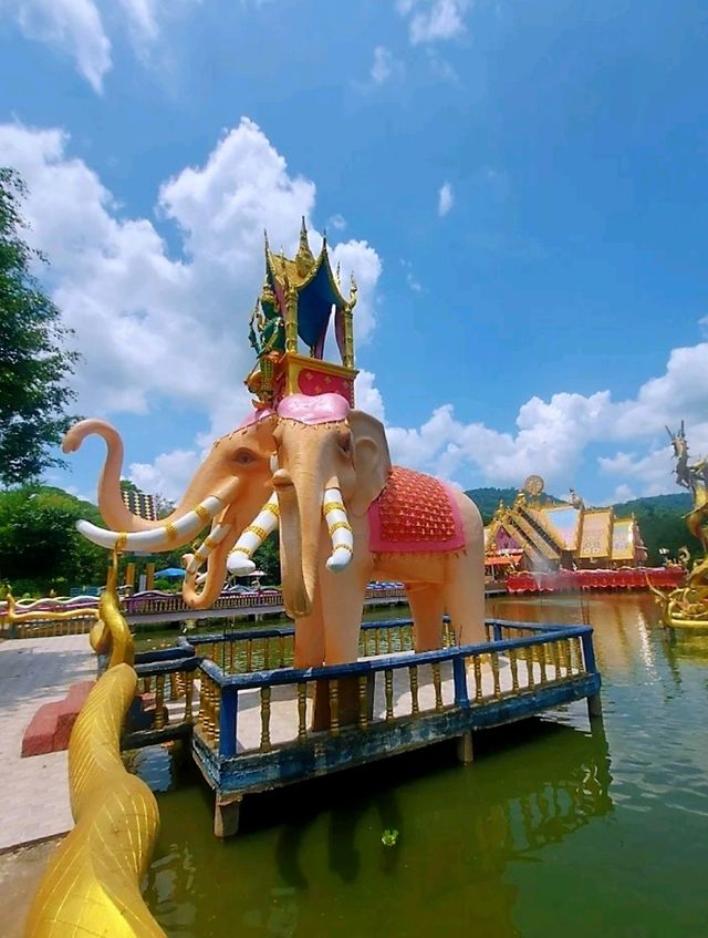 วัดน้ำตกธรรมรส โบสถ์กลางน้ำสีชมพู