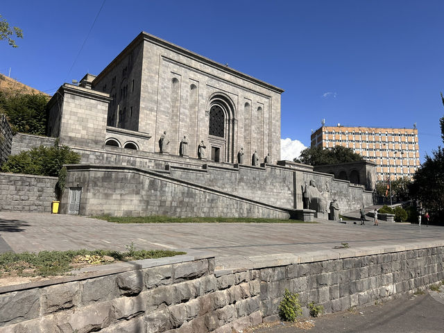 【Matenadaran／マテナダラン｜エレバン“古写本の要塞に眠る人類の知の泉”】