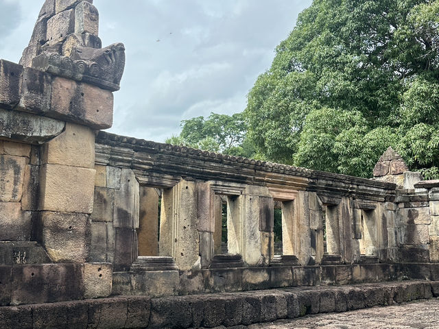 มนต์เสน่ห์ขอมโบราณกลางทุ่งอีสานใต้