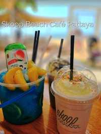 Skoop Beach Café Pattaya เป็นคาเฟ่ริมหาดแบบมินิมอล