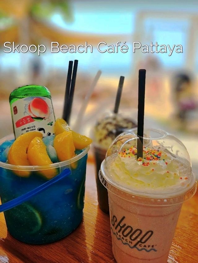 Skoop Beach Café Pattaya เป็นคาเฟ่ริมหาดแบบมินิมอล