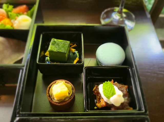 Salon de KANBAYASHI(上林春松本店) 五段重アフタヌーンティー(5단 상자 교토 애프터눈티)