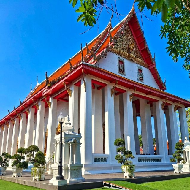 สักการะหลวงพ่อพระแสนและหลวงพ่อทองคำ ณ วัดหงส์