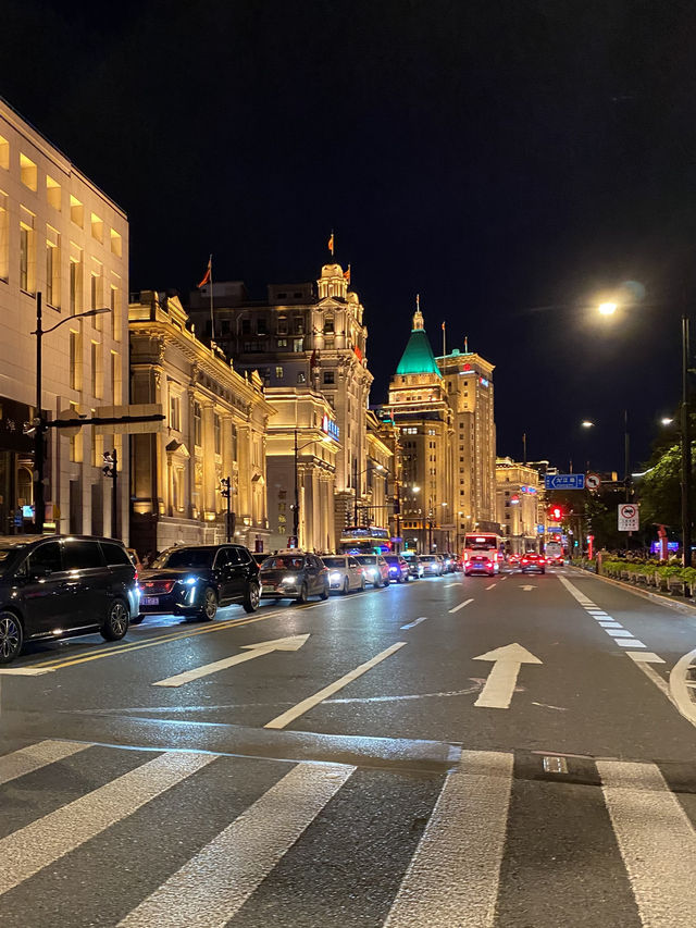 上海外灘，看夜景，也看上海的新與舊。