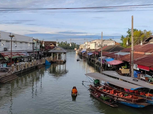 ตลาดน้ำอัมพวา ยามเช้า