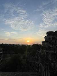 🛕 Sunset at Bayon Temple — A Once-in-a-Lifetime Moment You’ll Never Forget