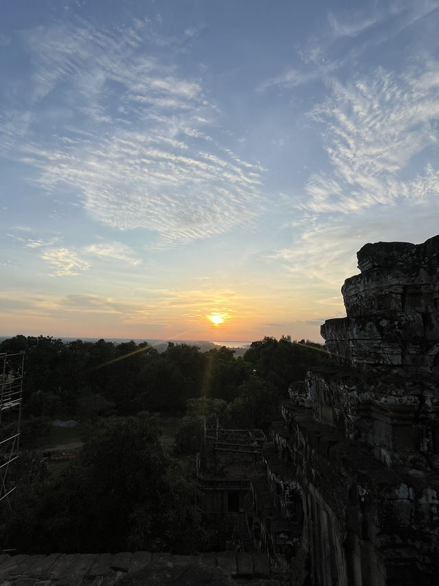 🛕 Sunset at Bayon Temple — A Once-in-a-Lifetime Moment You’ll Never Forget