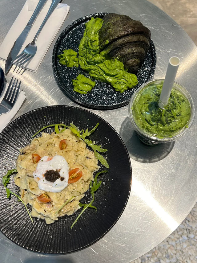 Matcha Moments & Brunch Bliss at Hulu Cafe! ☕🍓