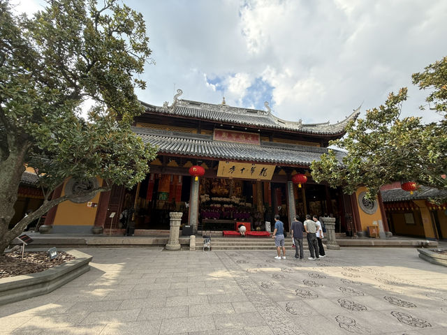 🏯 【上海龍華寺】1700年古剎深度遊！免費開放+素麵一絕，祈福靈驗的魔都佛國祕境