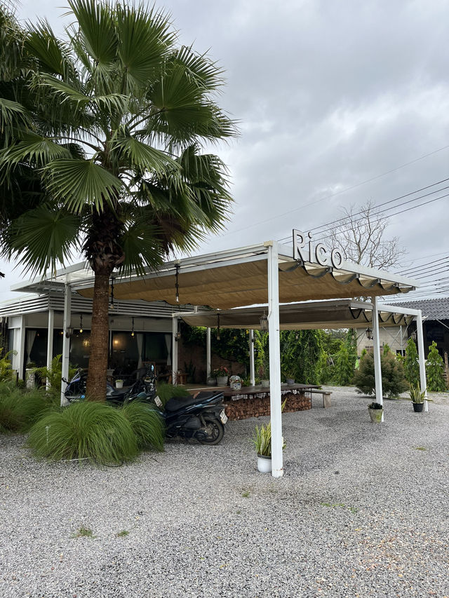แวะพักจิบกาแฟชิคๆ ที่ Rico คาเฟ่ริมสุขุมวิท นายายอ