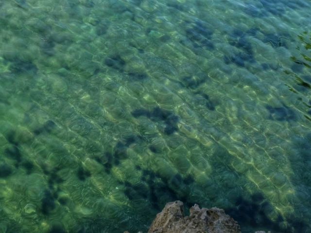 ชายหาดที่เล่นน้ำได้หนึ่งเดียวของเกาะ