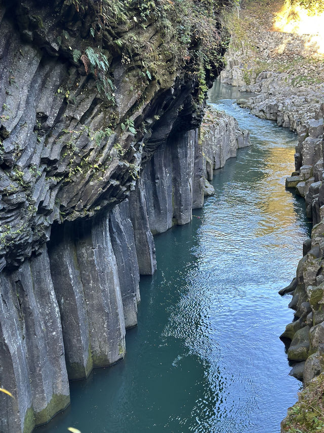 日本を代表する景勝地  渓谷から流れる美しい滝