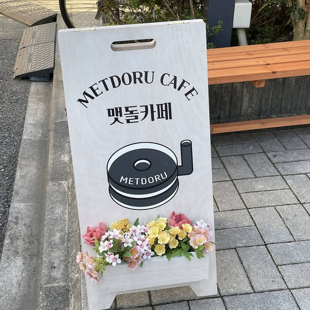【東京/新大久保🇯🇵】石臼挽きのコーヒーと韓国伝統菓子を楽しむ癒やし空間✨️METDORU CAFE