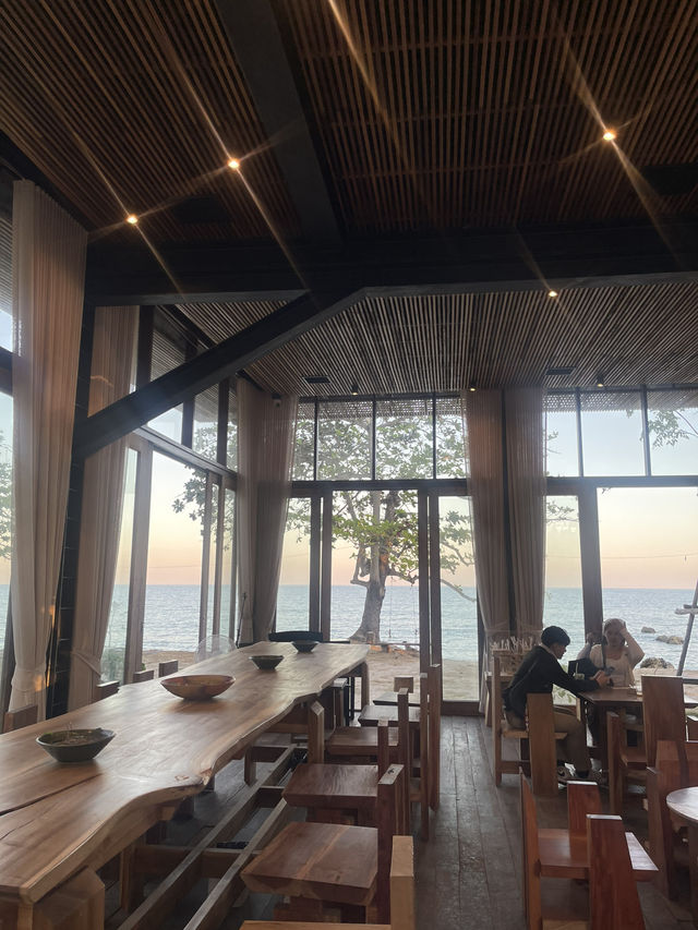 เที่ยวบ้านต้นไม้ริมทะเล ใกล้สนามบินชุมพร 