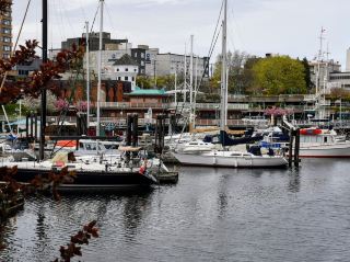 This trip took us to Downtown Victoria on Vancouver Island, Canada, to experience the city's unique charm of water transportation. Whether it's BC Ferries flights to and from Vancouver, FC Clippers direct flights to Seattle, Harbour Ferries harbor tours, or the flexible and convenient seaplane service, plus the special experience of seaplanes, each mode of transport adds a touch of fun and convenience to your journey. Even on a rainy day, walking on the deck of the pier, you'll feel the city's charm, with rows of sailboats in the background and distant green mountains, ready to set off for exploration at any time!

✨Highlights