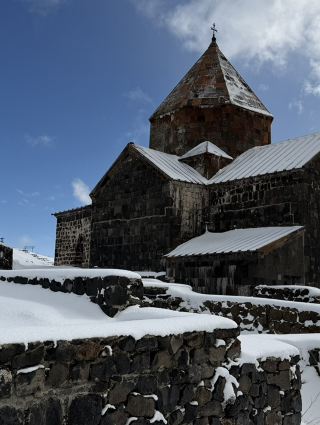 Sevan is especially enchanting in winter, and this short trip to the Sevan Lake Monastery is definitely worth writing about. Armenia is not only rich in culture, but Lake Sevan in winter possesses a serene and poetic beauty. Strolling along the snow-covered lakeside, you can truly appreciate the awe-inspiring sight of the "monastery in the snow." The best part? The grilled fish and meat skewers are cooked directly over charcoal, with slightly charred edges and an irresistible aroma. Enjoying hot, steaming grilled meat while admiring the snowscape is pure bliss!

🌲Day Trip Highlights:

Sevan Lake Monastery: The most famous landmark on the shores of Lake Sevan! Nestled against the mountainside overlooking the lake, the monastery is a pristine white wonderland in winter. A leisurely walk up the stone steps offers breathtaking views of the vast lake and distant mountains. The monastery is primarily constructed of black stone, exuding a strong medieval atmosphere. It's recommended to enter around 10 am, when the lake is most beautifully illuminated by the sunlight.

📍Address: H276+GCV, Sevan, Armenia

⏰Opening Hours: 09:00 - 18:00 (Mon-Fri), 09:00 - 19:00 (Sat-Sun)

Snow Activities/Lakeside Walks
Lake Sevan in winter has a charming Nordic town feel. The lakeside paths are covered in thick snow, and the occasional mist over the lake against the blue sky makes for perfect photos. We recommend bringing non-slip shoes. If you're lucky, you might even see locals fishing or skiing in the town.

Artistic Mini-Trip
There are also many unique handmade craft shops along the lake. You can browse traditional carpets, pottery, and paintings. If you're lucky, you might even catch an open-air music performance. After taking photos of the snow scenery, stopping by for a hot cup of tea to warm up is super relaxing!

🍽️Food Recommendations
Grilled Lake Fish & Lamb Skewers
A must-try at Lake Sevan: freshly grilled lake fish and various meat skewers. Most of the stalls and restaurants here are located in the village at the foot of the slope next to the monastery. The fish is caught and killed fresh from their own lake, and the meat skewers are crispy on the outside and juicy on the inside—super comforting! We recommend ordering a fish and meat skewer combo; it's perfect for two people to share.

Recommended: Lake Sevan Grill

📍Location: Next to the monastery entrance plaza (several options within the cabin area)

⏰Opening Hours: Most are open until 6 PM

🚉Transportation: It's a 1-hour drive from Yerevan to Lake Sevan Monastery. Hiring a car or sharing a ride is also the most common option. In winter, the roads are slippery, so we recommend prioritizing experienced drivers.

For public transport, you can take a minibus (marshrutka) from Yerevan's northern bus station to Sevan. The journey takes about 90 minutes one way, and the fare is affordable. After arriving, you can either walk uphill or take a taxi.

❄️Tips Summary

- Winter temperatures at Lake Sevan start at -5°C. We recommend wearing a thick down jacket, warm gloves, and shoes with non-slip soles! - Space inside the monastery is limited, so try to avoid peak group tour times for photography.

- The lakeside restaurants mainly serve meat dishes; vegetarians may want to bring snacks.

- Best time to take photos of the snowscape: 10:00 AM - 12:00 PM, when the light and shadow are at their most beautiful.

Besides quietly enjoying the snow at Lake Sevan, don't miss the chance to unwind amidst the aroma of grilled fish over charcoal—this is the unique romance and warmth of Sevan in winter.

#LakeSevan #WinterTravel #Armenia #SnowscapeFood #LakeSevanMonastery