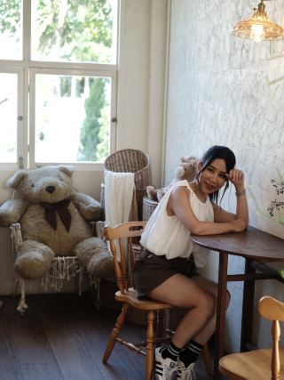 🌿 Oria Cafe Khaoyai impressed me from the moment I stepped inside. The minimalist white and brown decor, surrounded by trees and natural views, created a warm and relaxing atmosphere. Inside, the natural light is beautiful, making every corner perfect for photos. Outside, there are signature spots like the white curtain rod, the green garden, and cute props that photography enthusiasts shouldn't miss. They offer a wide variety of drinks and desserts, with delicious coffee. The peaceful atmosphere is ideal for relaxing and capturing beautiful photos while visiting Khao Yai. It's a cafe I highly recommend checking out when you're in Khao Yai.

#OriaCafeKhaoyai #KhaoYai #KhaoYaiCafe #CafeHopping #TripMoments #Tripcom #CafeReview #TravelThailand #KhaoYai #CafeLover