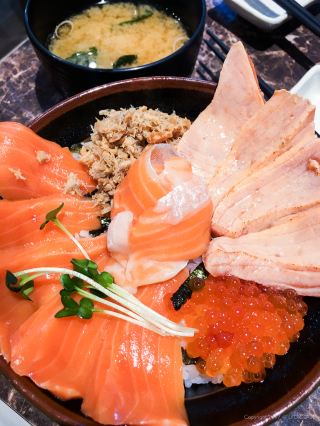 敦賀市・一時興奮して福井縣去了。在日本海魚街的「Yotteya」吃了特製鮭魚丼。