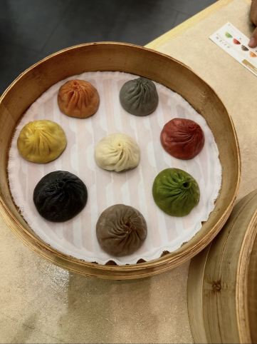 チャンギ空港名物の8色小籠包】カラフル!! | Trip.com シンガポール