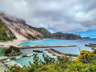 Surga di selatan dekat Tokyo! Temukan permata tersembunyi Pulau Kozushima: pantai berpasir putih yang masih alami dan perairan biru jernih sebening kristal 🏝️