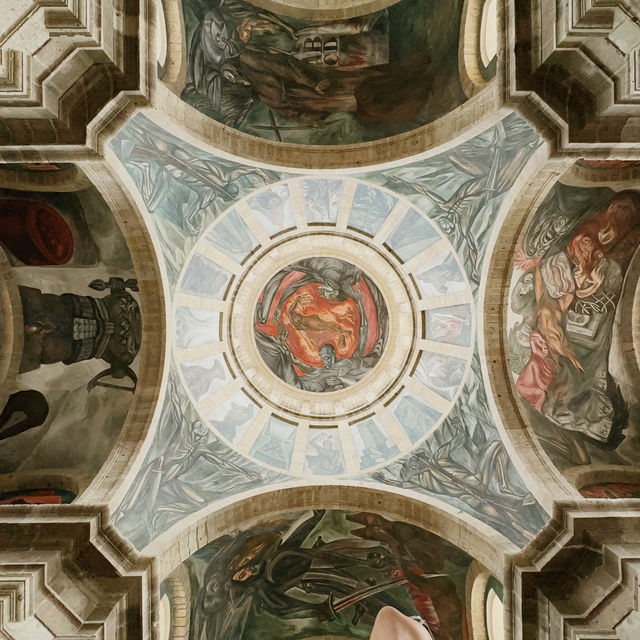 墨西哥 瓜達拉哈拉 很值得來參觀的Hospicio Cabañas 美術館 