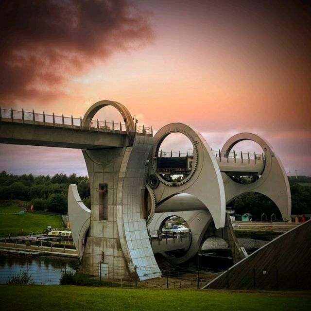 Falkirk Wheel：🎡  蘇格蘭的工程奇蹟，旋轉升降的運河之旅！