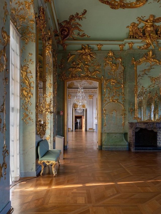 Baroque Opulence: 🏰✨